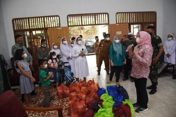 Jelang Idulfitri 1443 H,Nawal Kunjungi Lansia dan MantanPenderita Kusta